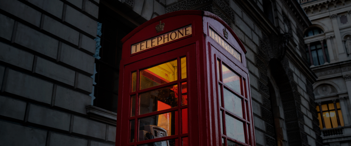 The red phone box and yellow light are crisp and clear, showing the IPS Black's ability to accurately dipict colors even on dark screens.