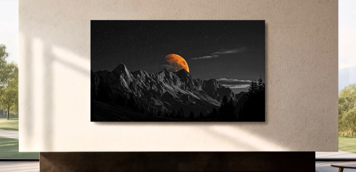 모던한 인테리어 벽면에 설치된 대형 OLED TV 화면 속 설산 위로 떠오른 커다란 붉은 달.